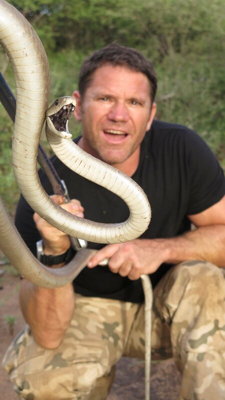 Auf der Suche nach den gefährlichsten Tieren der Welt reist Steve Backshall nach Südafrika. – Bild: ITV Studios Limited 2016
