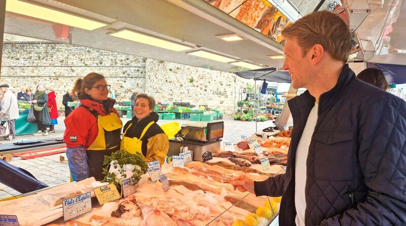 Wie steht es um die deutsch-französische Freundschaft? Auf dem Markt in Le Mans in Frankreich. – Bild: WDR/Daniela Agostini Wie steht es um die deutsch-französische Freundschaft? Auf dem Markt in Le Mans in Frankreich. – Bild: WDR/Daniela Agostini