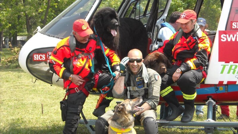 Crew of chopper and dog rescue. – Bild: POWDERHOUSE /​ Animal Planet /​ Discovery Communications Inc