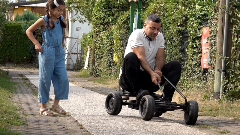 Mehmet will eine Pergola für seinen Garten, die aber erst genehmigt werden muss. Bis dahin vertreibt er sich die Zeit mit seiner Tochter …. – Bild: RTL Zwei
