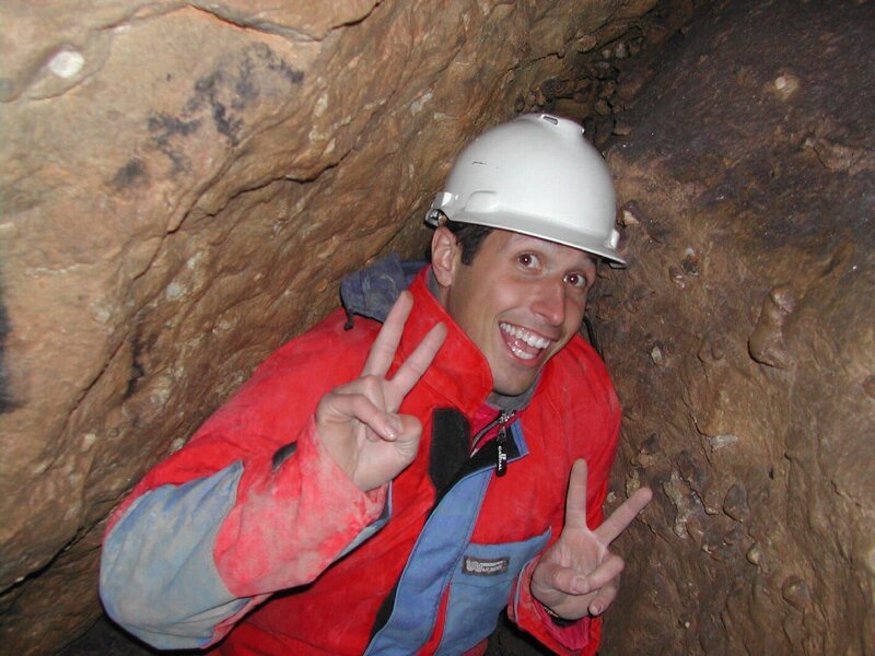 Willi traut sich heute in eine Höhle und erfährt, wie diese entstehen. Für Höhlenforscher ist es das Größte Höhlen zu entdecken und zu vermessen. – Bild: BR/​megaherz gmbh