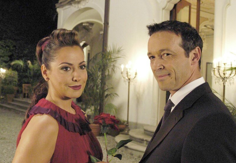 Enrico (Michael Roll) hat Rita (Simone Thomalla) gutes Benehmen beigebracht und dabei selbst etwas wichtiges gelernt. – Bild: ARD Degeto/Hans Seidenabel Enrico (Michael Roll) hat Rita (Simone Thomalla) gutes Benehmen beigebracht und dabei selbst etwas wichtiges gelernt. – Bild: ARD Degeto/Hans Seidenabel