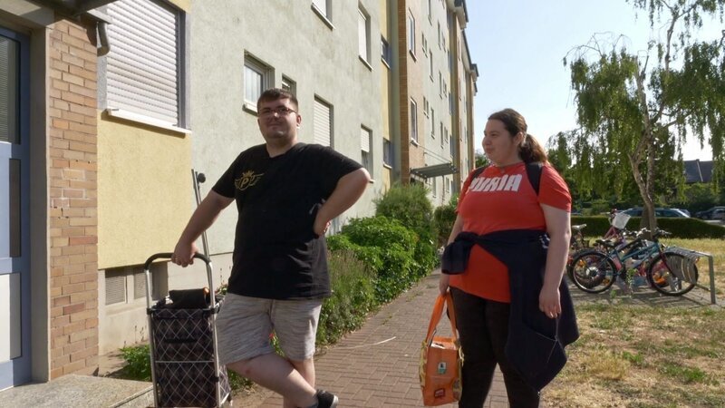 Pascal und Lea wollen die alte Wohnung in Mannheim auf Vordermann bringen – Bild: RTL Zwei
