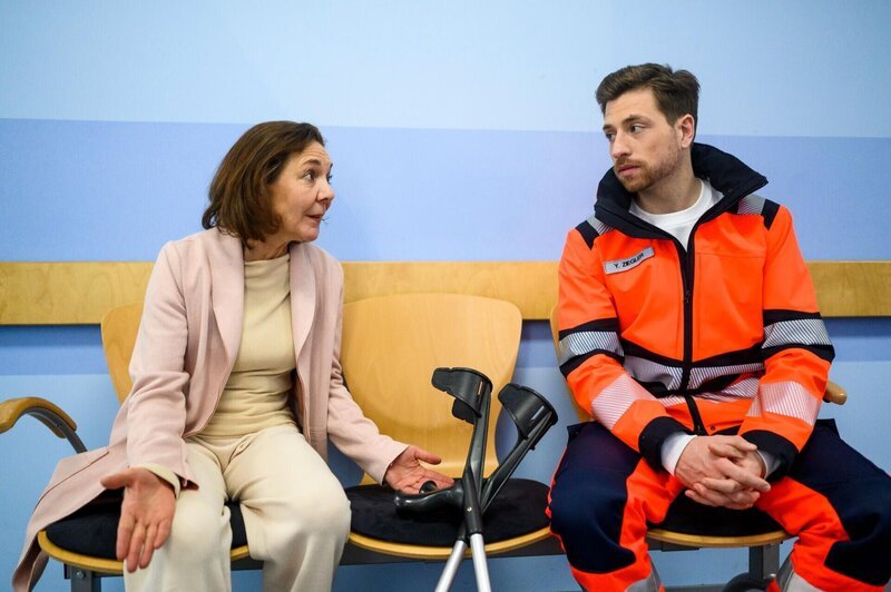 Yannick (Dominik Flade) bedauert, dass der Patientin noch nicht geholfen werden kann. Links Ursula Kubiak (Dunja Bengsch) +++ – Bild: RTL /​ Julia Feldhagen