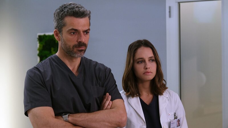 DOC – Es liegt in deinen Händen Staffel 2 Folge 11 Nachdenkliche Kollegen: Luca Argentero als Dr. Andrea Fanti, Matilde Gioli als Dr. Giulia Giordano   Copyright: SRF/​SONY Pictures – Bild:  SRF/​SONY Pictures