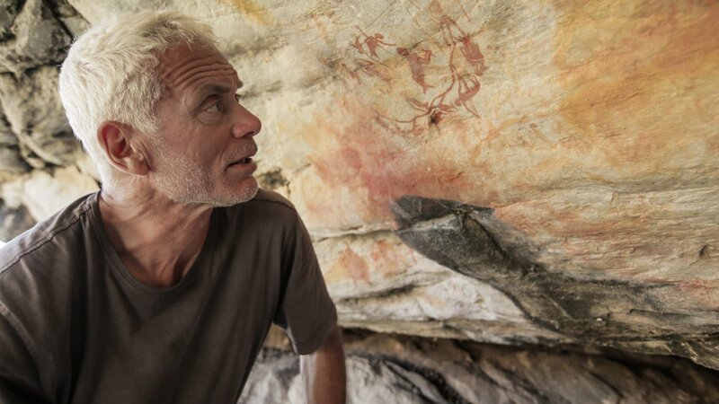 Jeremy Wade looks at cave paintings depicting mermaids. Location: Eseljag South Africa – Bild: Discovery Communications, LLC
