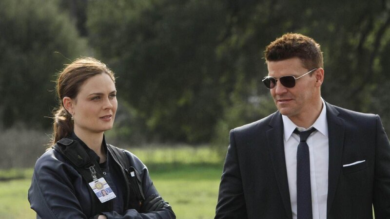Brennan (Emily Deschanel) und Booth (David Boreanaz) werden auf einen Acker gerufen, auf dem eine ziemlich ramponierte Leiche gefunden wurde. Wer ist der Tote und wie kam er ums Leben? – Bild: RTL /​ FOX