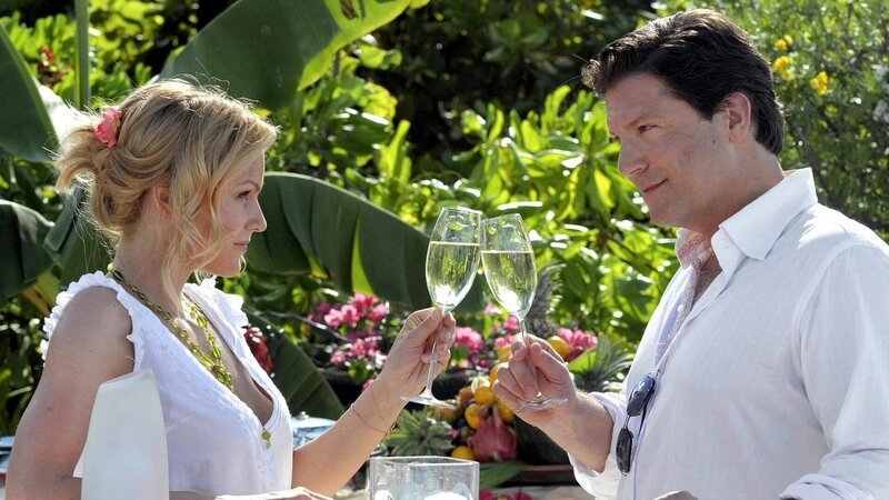 Stefan (Francis Fulton-Smith) und Greta (Mirjam Weichselbraun) stoßen auf ihre baldige Hochzeit an. – Bild: Planet TV