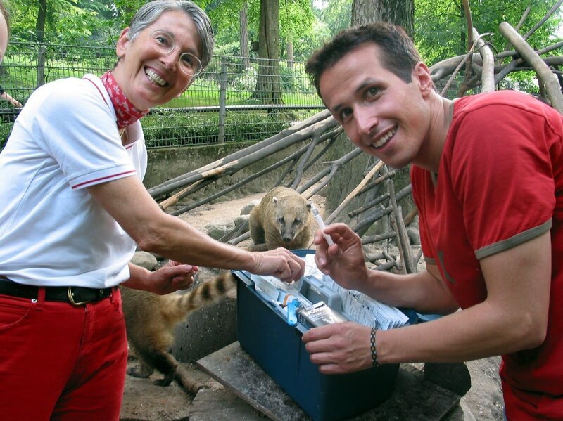 Willi und die Tierärztin Dr. Grenz im Zoo. – Bild: Bayerischer Rundfunk/​megaherz gmbh