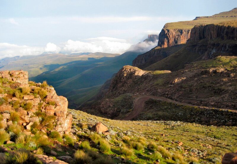 Der Sani Pass – legendärer Gebirgspass zwischen Lesotho und Südafrika. – Bild: HR/​NDR/​Christian Gramstadt