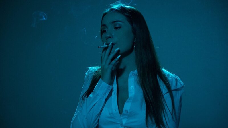 Peggy Sue smokes while being interrogated. – Bild: Jeff Schultz /​ Investigation Discovery /​ 36161_ep506_017 /​ Discovery Communications
