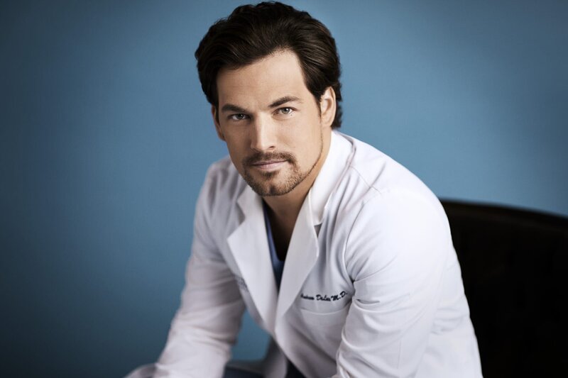 Dr. Andrew DeLuca (Giacomo Gianniotti) – Bild: 2021 American Broadcasting Companies, Inc. All rights reserved. /​ Mike Rosenthal Lizenzbild frei