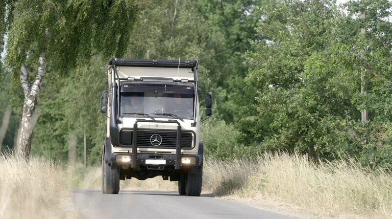 Bereit für die große Reise nach Afrika – Probefahrt mit dem Expeditionsmobil. – Bild: WDR