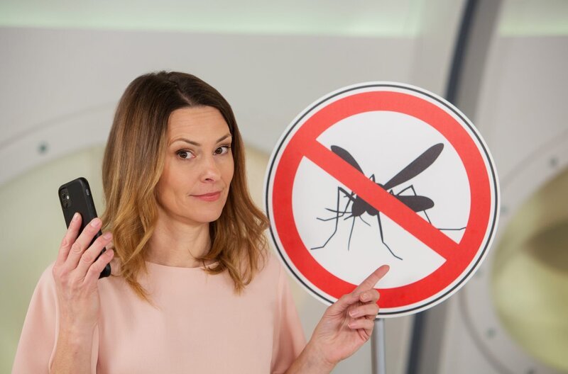 Den Sommer genießen ohne lästigen Juckreiz von Mückenstichen, das könnte in Zukunft immer und überall mit Hilfe einer App gelingen. Anja Reschke stellt das Verfahren vor, in „Wissen vor acht – Zukunft“. – Bild: ARD/​Michael Boehme