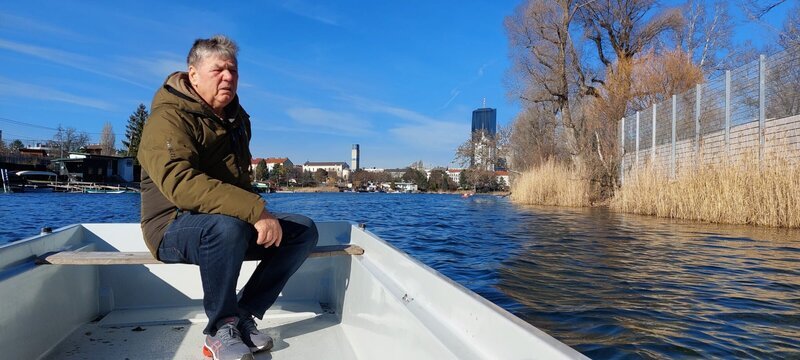 Fischer Walter Weber bei seiner täglichen Ausfahrt auf der Alten Donau. – Bild: ORF/​Satel Film