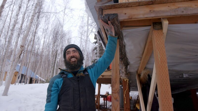 Mario Quezada überprüft das Fundament seiner Hütte (National Geographic) – Bild: National Geographic /​ National Geographic