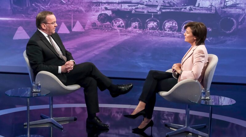 Zu Gast bei Moderatorin Sandra Maischberger (r): Boris Pistorius (SPD, Bundesverteidigungsminister). – Bild: WDR/​Oliver Ziebe
