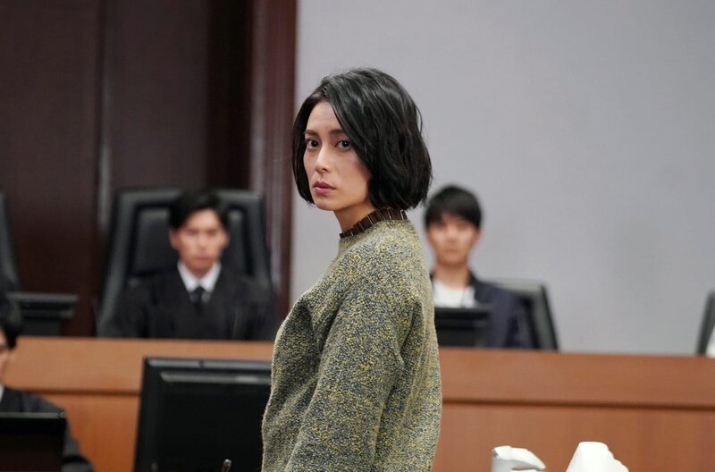 Risako (Ko Shibasaki) beginnt, sich selbst in der Rolle der Angeklagten zu sehen. – Bild: Wowow /​ © Wowow