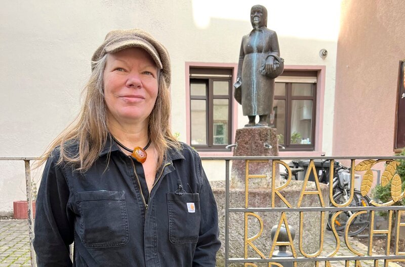 Suzy Günther aus Kanada vor dem Frau Rauscher Brunnen in der Frankfurter Klappergass’. – Bild: HR