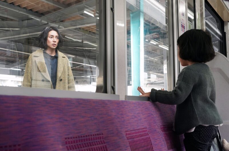 Risako (Ko Shibasaki, li.) scheint ihr Leben aus den Händen zu gleiten: Sie vergisst ihre Tochter Ayaka (Emika Matsumoto, re.) in der S-Bahn. – Bild: Wowow /​ © Wowow