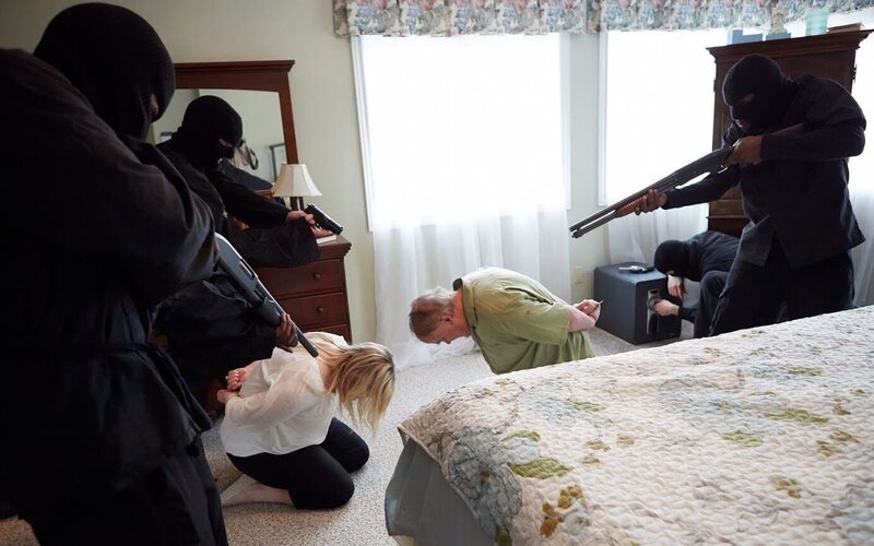 Eines Nachts drang eine Gruppe maskierter Männer ins Haus von Billings und zerstörte das Glück dieser Familie. – Bild: SALOON MEDIA INC. & ARROW INTERNATIONAL MEDIA Lizenzbild frei