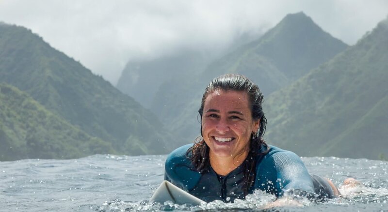 Johanne Defay wartet auf die Teahupoo Welle, Tahiti. – Bild: ZDF und Tim McKenna/​Yami2./​Tim McKenna/​Yami2