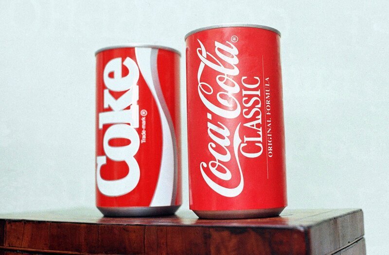 Cans of New Coke and Coca-Cola Classic. – Bild: AP Photo /​ Charles Kelly