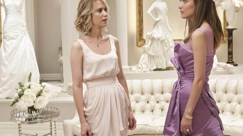 Annie (Kristen Wiig, l.) steckt mit den anderen Brautjungfern mitten in den Vorbereitungen für Lillians Hochzeit, bei denen sich vor allem die versnobte Helen (Rose Byrne) in den Vordergrund drängen will. – Bild: RTL