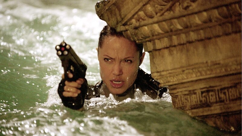 Lara Croft (Angelina Jolie) muss bei der Jagd durch China, Afrika und Europa nicht nur Rückschläge einstecken. Als unfreiwilligen Partner muss sie auch noch einen verstoßenen Ex-Agenten im Auge behalten. – Bild: VOX