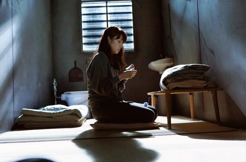 In ihrer Zelle zerreißt die Angeklagte Mizuho (Miki Mizuno) die Briefe ihrer Mutter. – Bild: Wowow /​ © Wowow