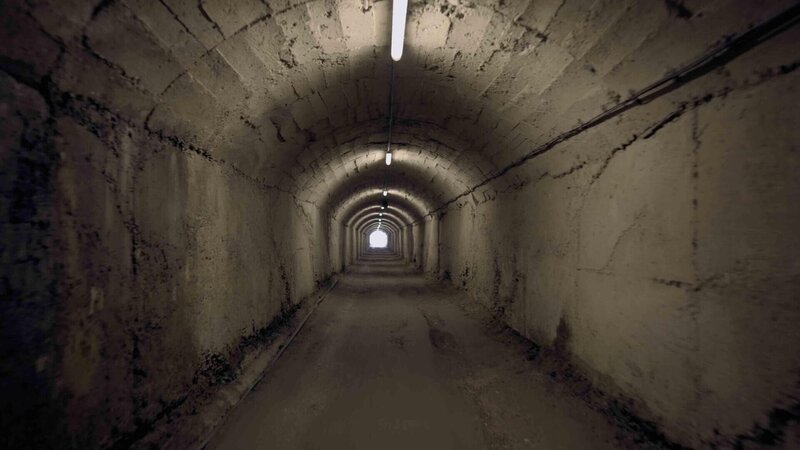 Langer Tunnel zu BUNK’ART 1 +++ – Bild: RTL /​ Inbornmedia /​ Bunker in Albanien