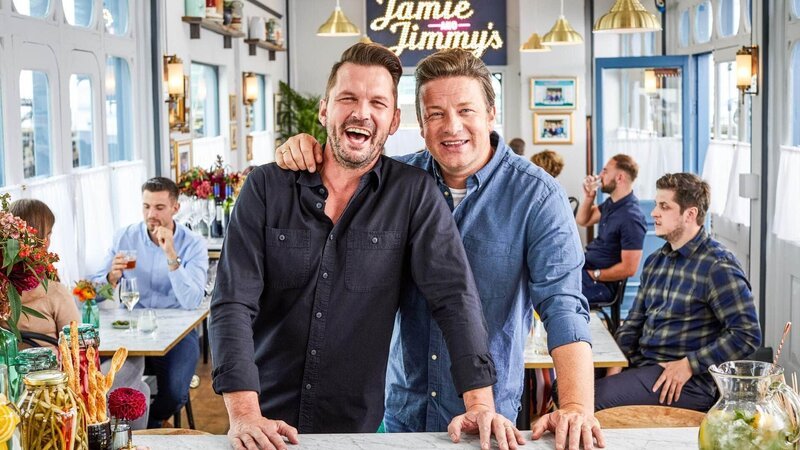 Jimmy Doherty (l.) und Jamie Oliver – Bild: TVNOW /​ David Loftus /​© 2019 Jamie Oliver Enterprises Limited