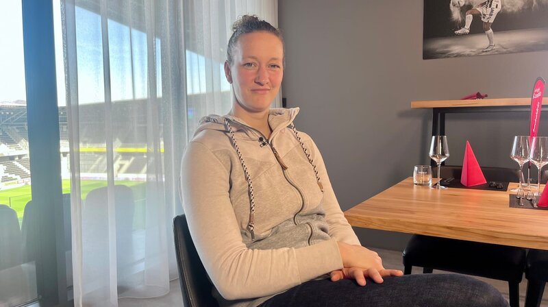 Ex-Nationalspielerin Schult: „Hrubesch hat eine besondere Aura“. – Bild: NDR/​Inka Blumensaat
