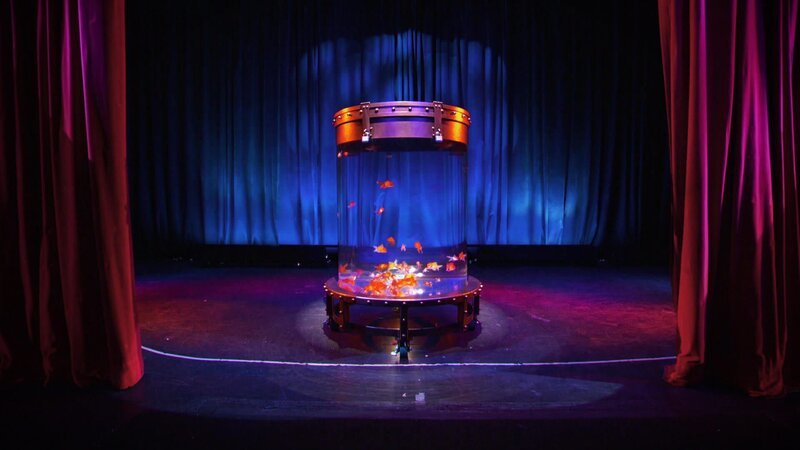 Seth Grabel’s new tank for performing his water torture cell tank act. – Bild: Warner Bros. Discovery