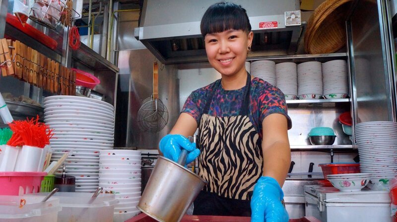 Überall in Singapur gibt es kleine Garküchen: Schnelles Essen, aber von bester und frischer Qualität. Li Ruifang betreibt einen solchen Imbiss in zweiter Generation. – Bild: ZDF und NDR/Sandra Ratzow. Überall in Singapur gibt es kleine Garküchen: Schnelles Essen, aber von bester und frischer Qualität. Li Ruifang betreibt einen solchen Imbiss in zweiter Generation. – Bild: ZDF und NDR/Sandra Ratzow.