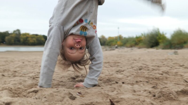 Charlotte ist froh, wenn sie im Sand Radschlag macht. – Bild: WDR/​Die Sendung mit dem Elefanten