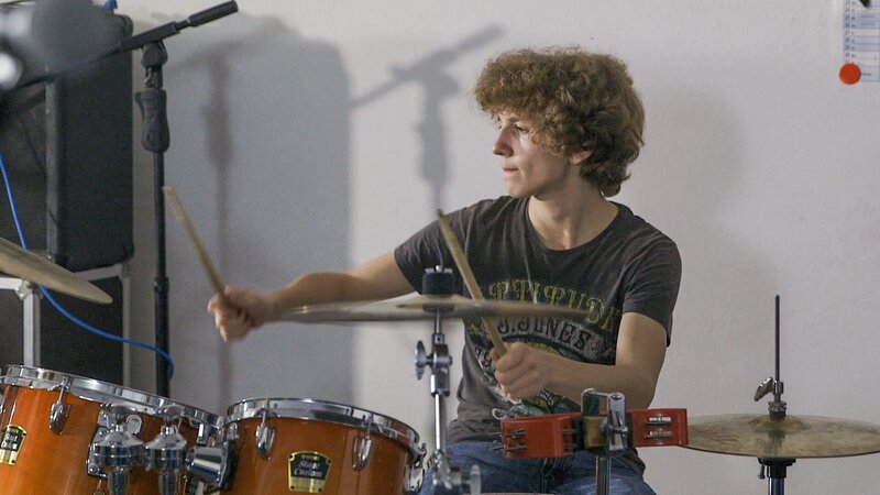 Jugendlicher Tobias spielt Schlagzeug. – Bild: ZDF und BR/​Tellux Film GmbH/​Tobias Tempel.