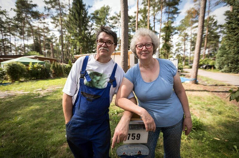 Gisela und Horst wollen ihren Bungalow im Südsee-Camp mit einer Holz-Terrasse aufhübschen. – Bild: MDR/​timeline