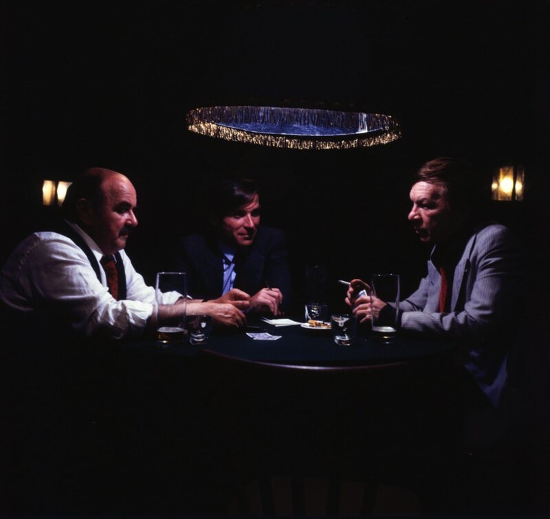Von links: Schöninger (Walter Sedlmayr), Heinl (Elmar Wepper) und Hugo Kremer (Karl Renar) beim Glücksspiel. – Bild: BR/​Neue Münchner Fernsehproduktion