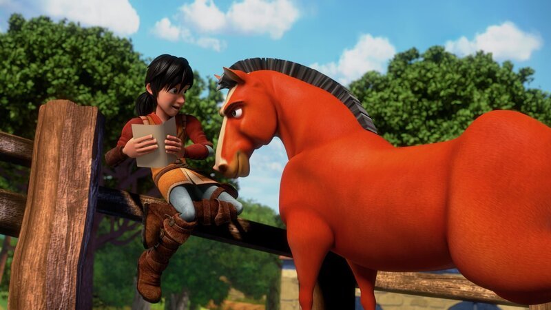 Leo studiert ein Pferd. – Bild: KiKA