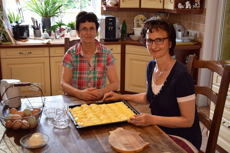 Helga Kunze und Susann Thielecke – Mutter und Tochter beim Kuchen backen – Bild: ZDF und arte/​Gero von Marientreu.
