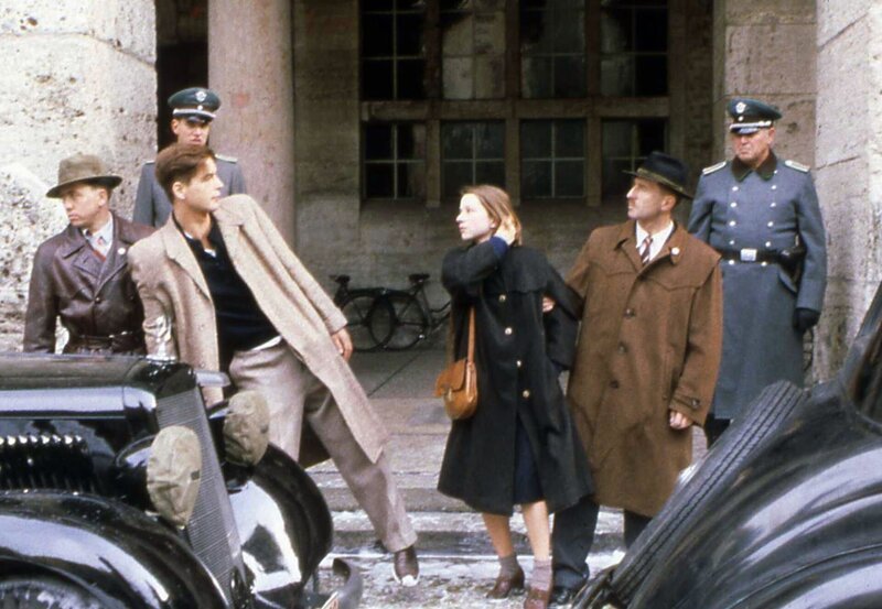 Sophie (Lena Stolze) und Hans Scholl (Wulf Kessler) werden verhaftet. – Bild: BR/ARD Degeto Sophie (Lena Stolze) und Hans Scholl (Wulf Kessler) werden verhaftet. – Bild: BR/ARD Degeto