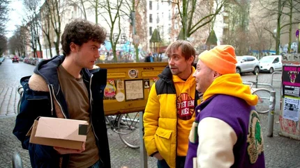 Schmidti und Krätze freuen sich auf die geplante Demo mit ihrem neuen Kumpel Fiet. Doch an dessen Stelle taucht plötzlich Piet auf und macht klar, dass alles nur ein Hinterhalt von ihm war. Enttäuscht verliert Schmidti jegliche Hoffnung. – Bild: RTL Zwei