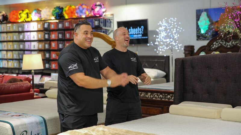 Brett and Wayde listening to their Holy Sheets clients during the tank installation. – Bild: Animal Planet /​ photo bank 33337_ep412_004 /​ Discovery Communications