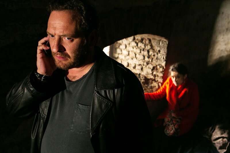 Kerber (Marcus Jakovljevic) telefoniert mit Richard und macht ihm entschieden klar, dass er nur eine Chance hat, um die entführte Simone (Tatjana Clasing) lebend wiederzusehen … +++ – Bild: RTL /​ Kai Schulz
