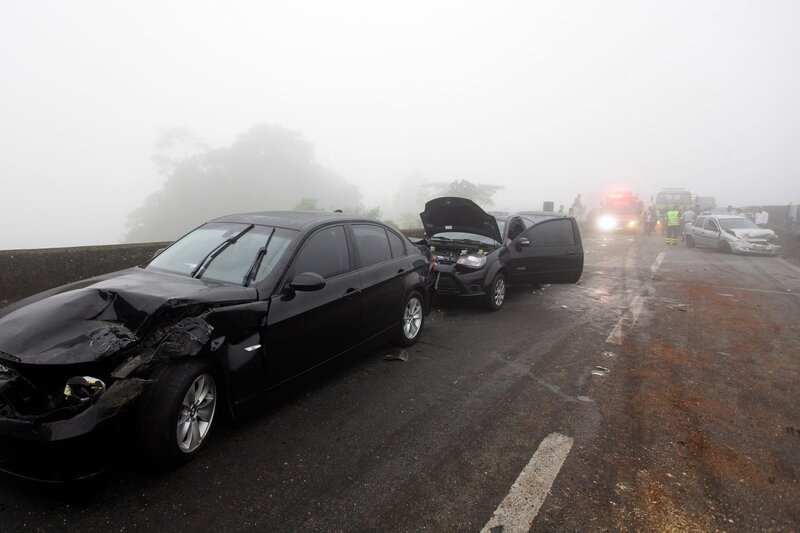 Car collision in a dense fog – Bild: Shutterstock /​ Shutterstock /​ Copyright (c) 2019 Nelson Antoine/​Shutterstock. No use without permission.