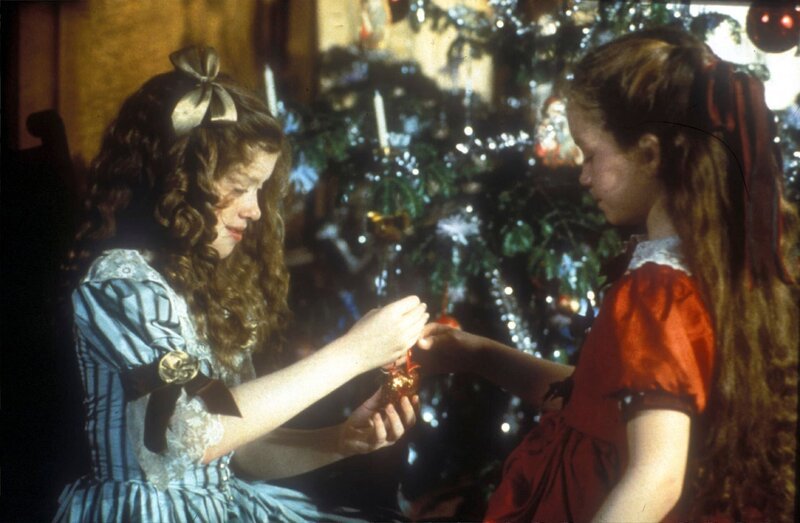 Verbringen gemeinsam das Weihnachtsfest: Heidi (Noley Thornton) mit ihrer gelähmten Freundin Klara (Lexi Randall, l.) – Bild: Tele 5