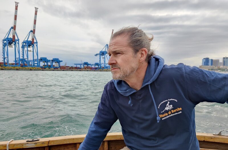 Angelo Marastoni von dem Verein „Storie di Barche“ im Hafen von Genua – Bild: TAG/​TRAUM Filmproduktion /​ © TAG/​TRAUM Filmproduktion