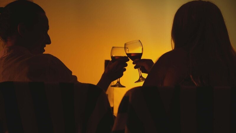 Zwei Personen trinken Wein +++ – Bild: RTL /​ 2022 SUNSHINE SEASON ONE INC