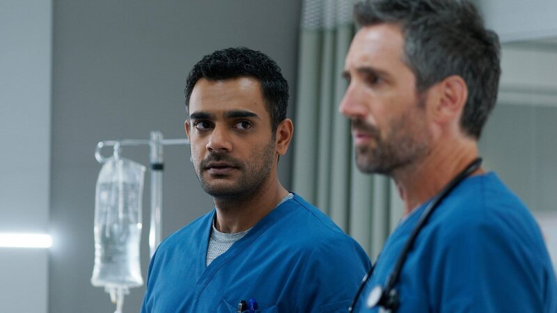 Transplant – Ein besonderer Notarzt Staffel 3 Folge 10 Sind sich uneins: Hamza Haq als Bashir Hamed Gord, Rand als Mark Novak Copyright: SRF/​NBC – Bild: SRF/​NBC